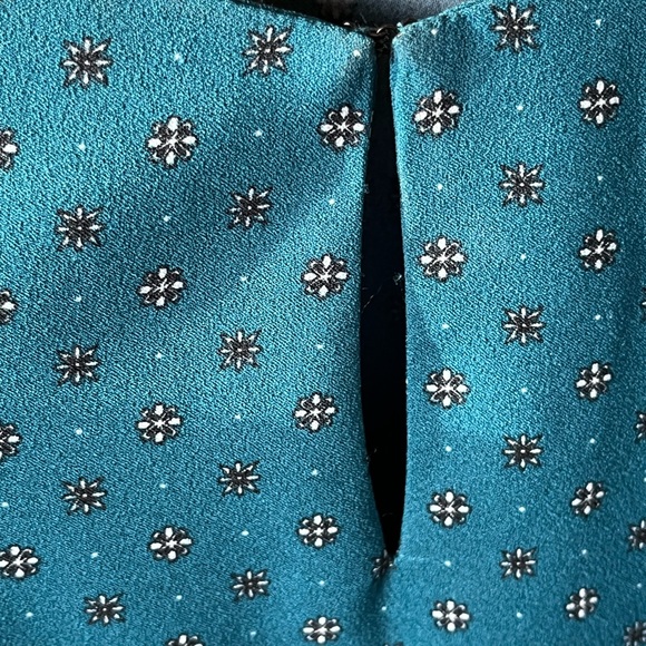 Banana Republic s/s Blouse (M) - Picture 5 of 6